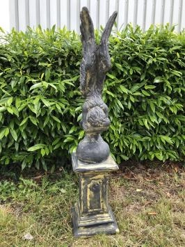 Engel - Flügel nach oben - auf Sockel - sandsteinfarben