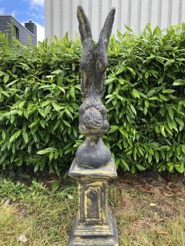 Engel - Flügel nach oben - auf Sockel - sandsteinfarben