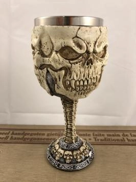 Magnifique calice avec scène de crâne et gobelet à boisson en métal