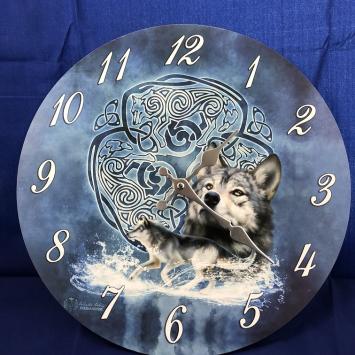 Klok hout met afbeelding van een Celtic Wolf
