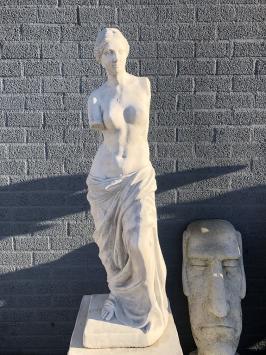 Prachtig stenen beeld van Venus van Milo op sokkel, een bekend en fraai beeld.