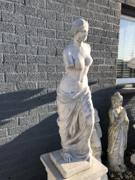 Wunderschöne Steinskulptur der Venus von Milo auf einem Sockel, eine bekannte und schöne Skulptur