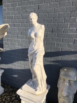 Wunderschöne Steinskulptur der Venus von Milo auf einem Sockel, eine bekannte und schöne Skulptur