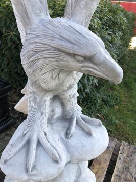 Wirklich faszinierende massive Steingussskulptur eines Adlers, der wegfliegen will, wunderschön!