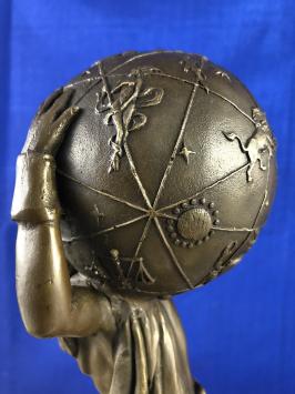 Atlas mit Universum, mythologischer und symbolischer Bronzefigur
