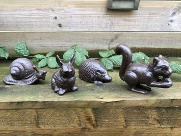 Set mooie gietijzeren dieren beelden: slak, konijn, egel en een eekhoorn.