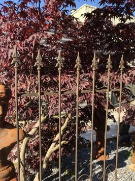 Schöne Zierzaun mit Französisch Lilie Metall als Gartensticher