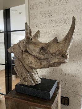 Ein schöner Kopf eines Nashorns, schön detailliert, Polystone Holzoptik.