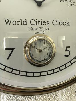 Wereld tijd klok, chromen uitvoering met 4 uurwerken, fantastisch uurwerk!!