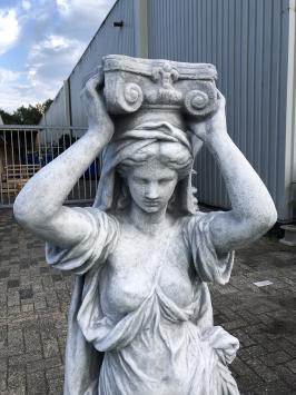 Schöne Karyatidenstatue aus Stein einer mythologischen Frau.