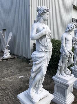 Griechische Statue der Artemis, Göttin der Jagd. Vollstein-Gartenstatue