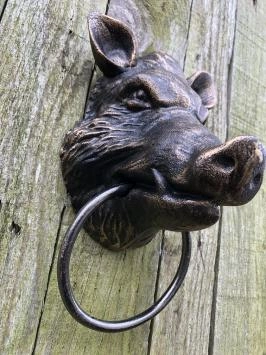 Fer à repasser en forme de tête de sanglier, aspect bronze, avec anneau porte-serviette