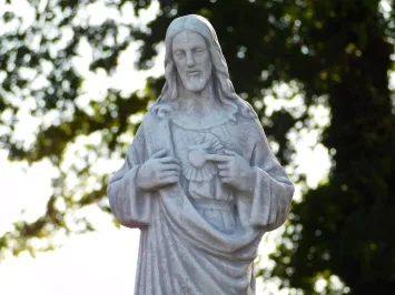 Herz-Jesu-Statue auf Steinsockel – religiöse Gartenfigur – 127 cm