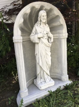 Jezus Heilig Hart in bidkapel – steen – religieus tuinbeeld