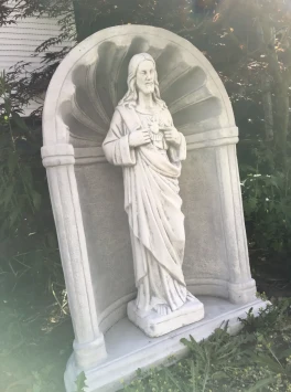 Jesus in Gebetskapelle – Stein – religiöse Gartenstatue