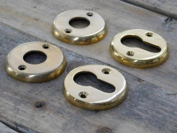 Deurbeslag set messing glans: klink met keramische handvat en messing deurknop op rozet en 2 x sleutelrozet.