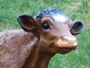 Kalb - Polystone Statue - 105 cm - braun/weiß - im Detail