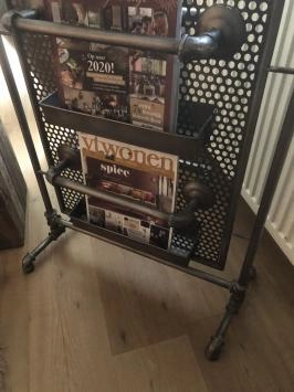 Magazines-lecture-standard-kiosque-métal-gris