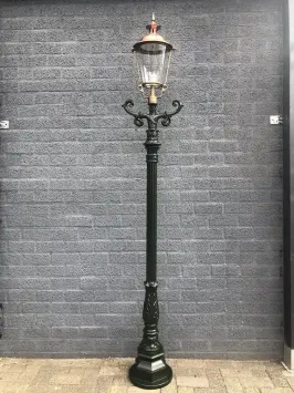 Klassieke aluminium lantaarnpaal – koperen kap – 240 cm
