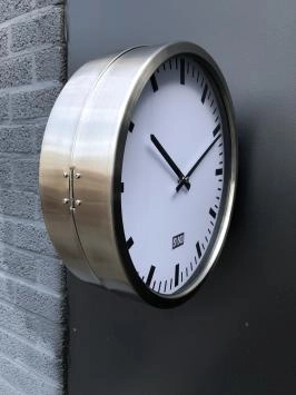 Prachtige industriële dubbelzijdige wandklok by boo, staal