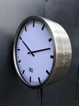 Prachtige industriële dubbelzijdige wandklok by boo, staal