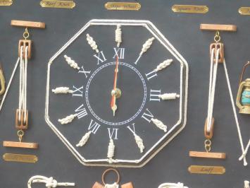 Eine schöne Ausstellung von maritimen Knoten in einer Vitrine, mit einer Uhr darin!