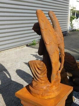 Knielende engel - stenen beeld - 144 cm - oxide - op sokkel