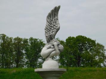 Tuinbeeld engel, engelenbeeld met vleugels omhoog, op sokkel, steen