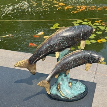 Koi-Karpfen-Statue – exklusive Bronzeskulptur – Kunst in Farbe