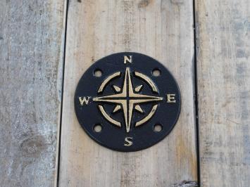 Eine Gusseisenplatte als Kompass, zum Beispiel an der Wand