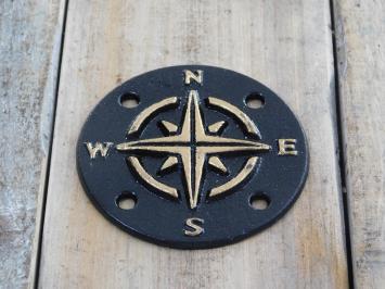 Eine Gusseisenplatte als Kompass, zum Beispiel an der Wand
