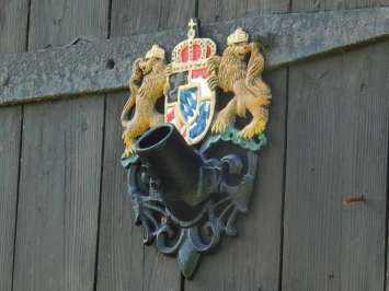 Koninklijke vlaghouder - zwart met kleur - gietijzer