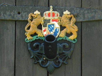 Koninklijke vlaghouder - zwart met kleur - gietijzer