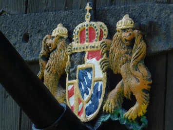 Königlicher Flaggenhalter – schwarz mit Farben – Gusseisen