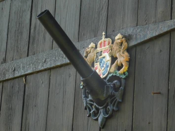 Königlicher Flaggenhalter – schwarz mit Farben – Gusseisen