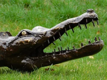 Krokodilstatue – 220 cm – Metall – handgefertigt aus Afrika