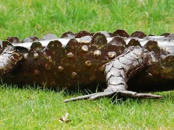 Statue de crocodile – 220 cm – métal – fabrication artisanale africaine