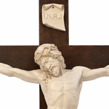 Close-up van Jezus met doornenkroon en I.N.R.J.-plaquette