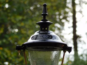 Lanterne noire sur socle avec détails en laiton – 59 cm