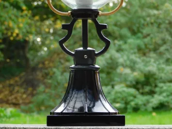 Lanterne ronde sur socle – aluminium noir et laiton – 71 cm