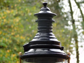 Lanterne sur socle ronde – noire et laiton – 71 cm