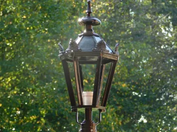 Außenstehleuchte mit Kronen – schwarzes Aluminium – 93 cm