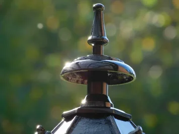 Staande buitenlamp met kronen – zwart – 93 cm hoog