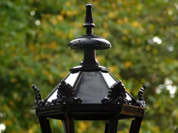 Lanterne sur socle à couronnes – pied rond – noire – 83 cm