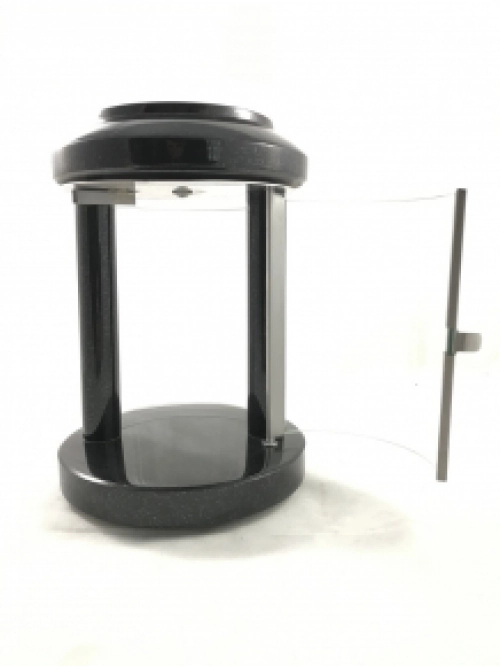 Lanterne funéraire / lampe tombale, entièrement en granit, avec 2 grandes fenêtres semi-circulaires.
