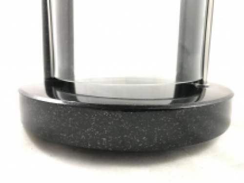 Lanterne funéraire / lampe tombale, entièrement en granit, avec 2 grandes fenêtres semi-circulaires.