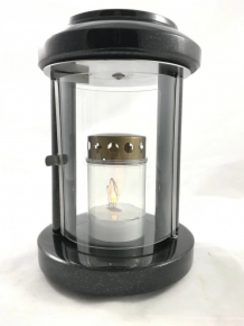Lanterne funéraire / lampe tombale, entièrement en granit, avec 2 grandes fenêtres semi-circulaires.