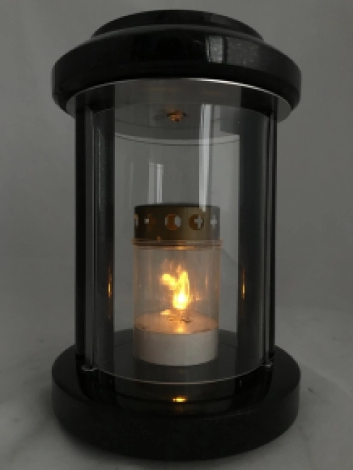 Lanterne funéraire / lampe tombale, entièrement en granit, avec 2 grandes fenêtres semi-circulaires.