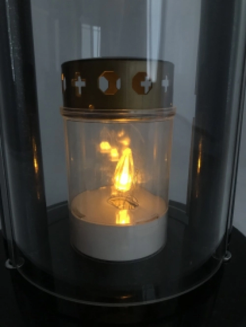 Lanterne funéraire / lampe tombale, entièrement en granit, avec 2 grandes fenêtres semi-circulaires.