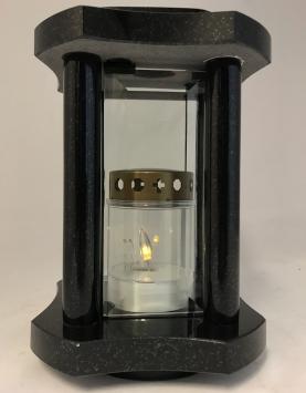 Eine Grablaterne / Grablampe, ganz aus Granit gefertigt, mit facettierten Fenstern